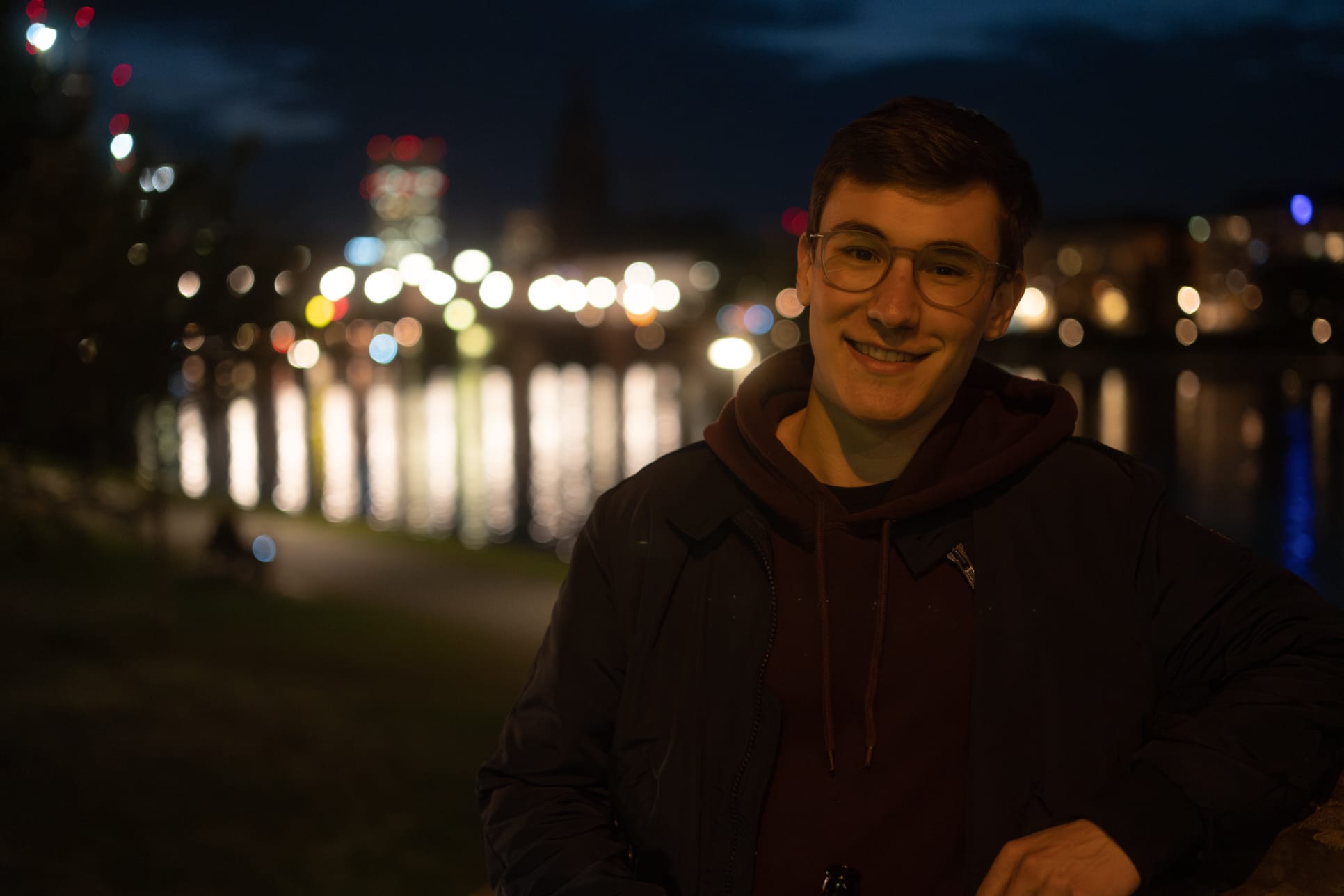 Fabian Gutberlet vor der Frankfurter Skyline bei Nacht